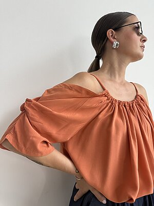 Blusa manica a spalla scoperta
