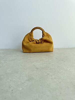 Bag suede manico arricciato senape